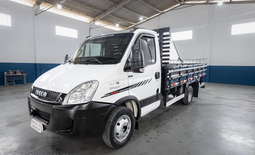 IVECO DAILY 55C17 ANO 2013 NA CARROCERIA DE MADEIRA