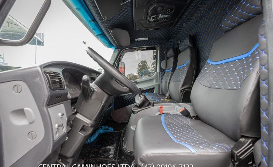 MERCEDES BENZ ACCELO 915C ANO 2012 NA PLATAFORMA DE 6M