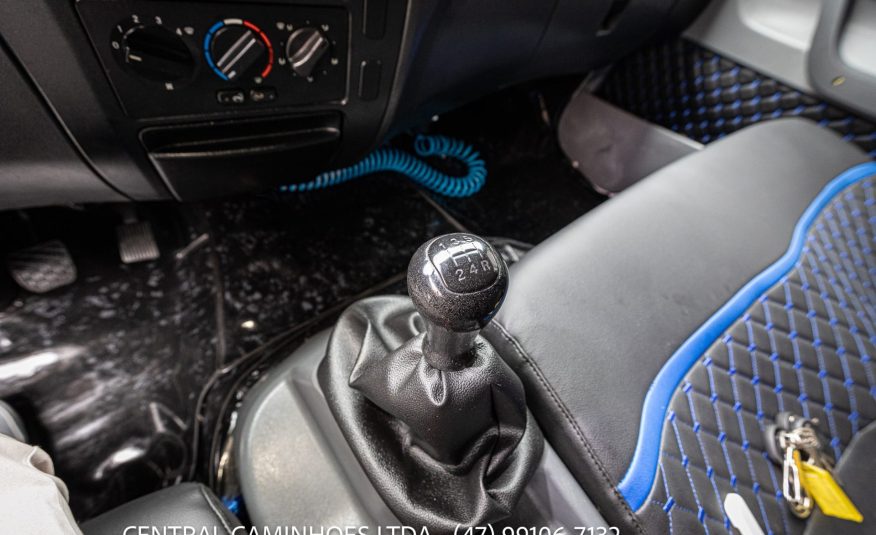 MERCEDES BENZ ACCELO 915C ANO 2012 NA PLATAFORMA DE 6M
