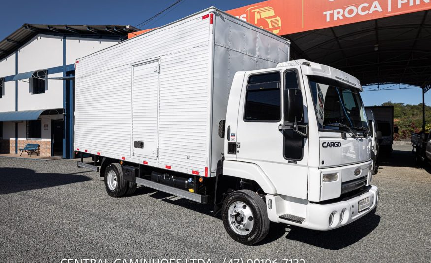 FORD CARGO 816 S ANO 2013 NO BAU FACCHINI