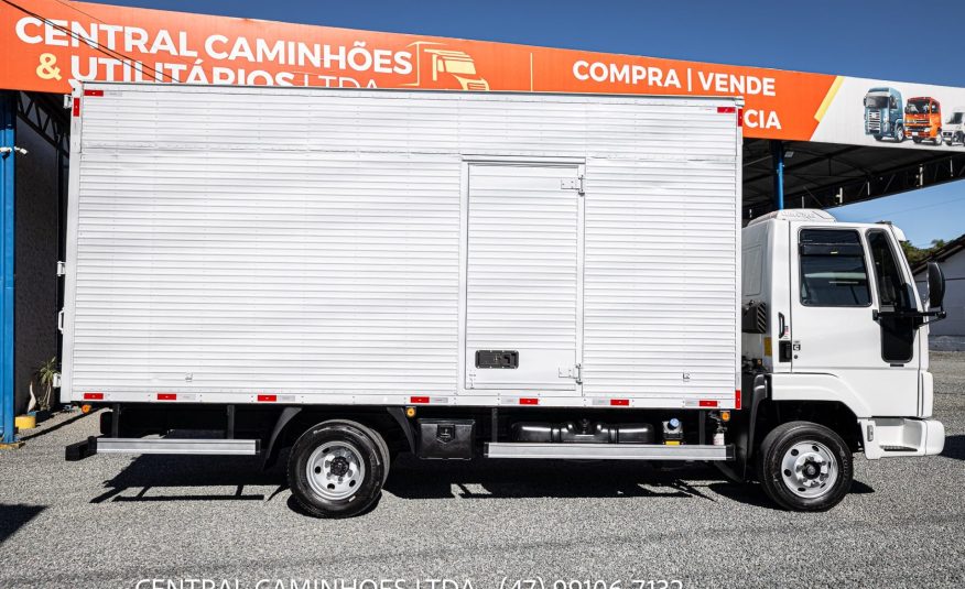 FORD CARGO 816 S ANO 2013 NO BAU FACCHINI