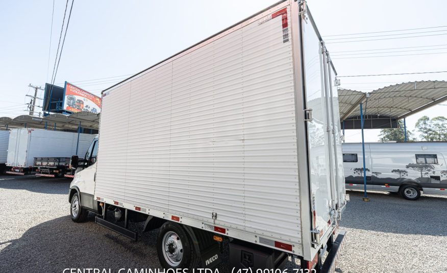 IVECO DAILY 35.150 ANO 2020 COMPLETA COM BAU FACCHINI