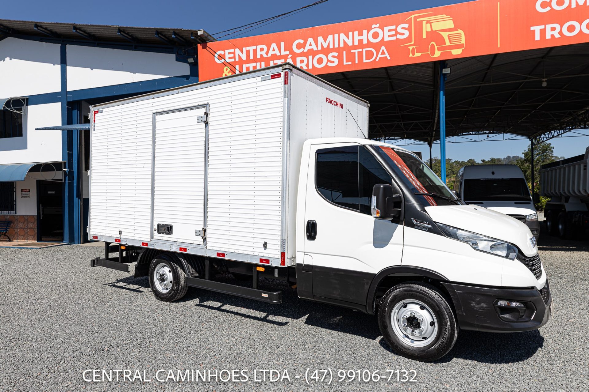 IVECO DAILY 35.150 ANO 2020 COMPLETA COM BAU FACCHINI
