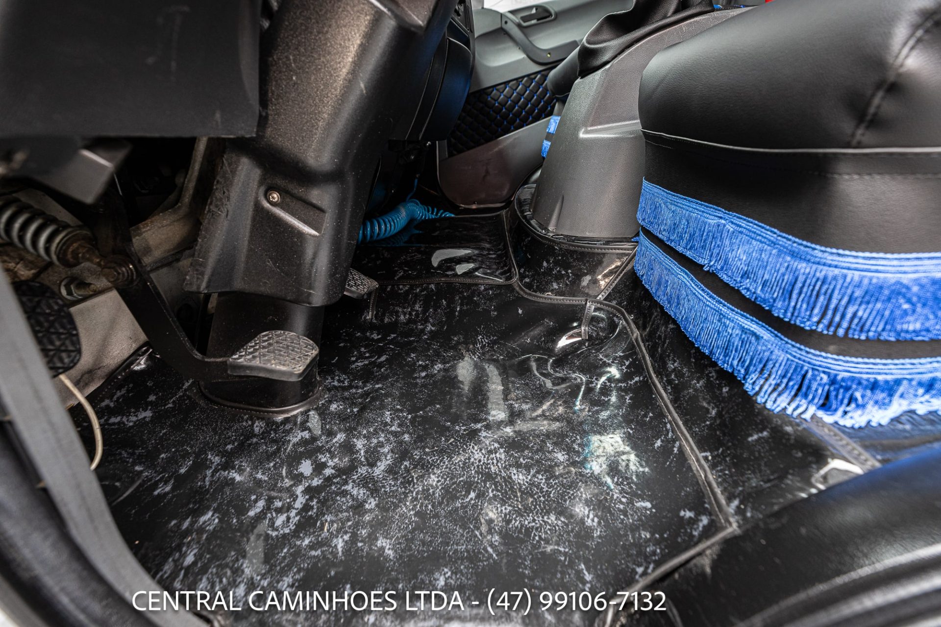 MERCEDES BENZ ACCELO 915C ANO 2012 COM PLATAFORMA DE 6M