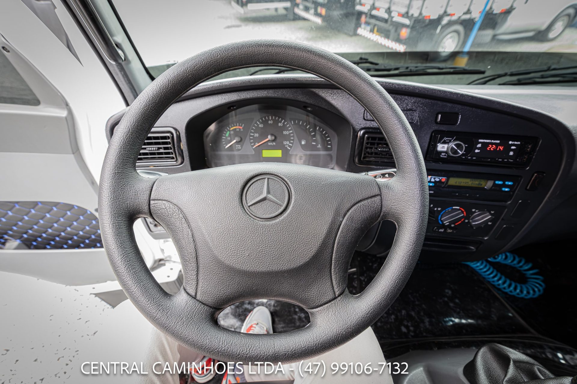 MERCEDES BENZ ACCELO 915C ANO 2012 COM PLATAFORMA DE 6M
