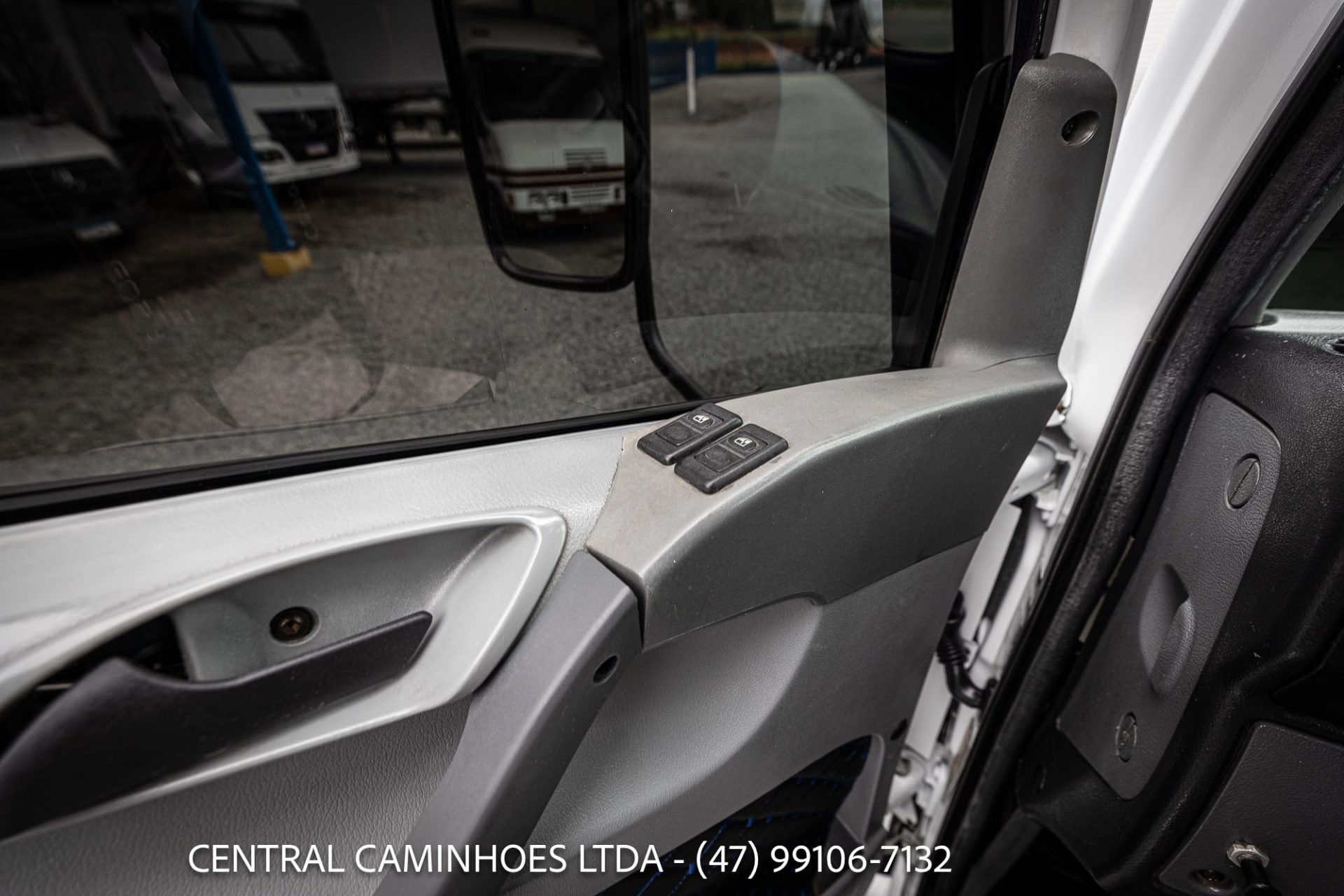 MERCEDES BENZ ACCELO 915C ANO 2012 COM PLATAFORMA DE 6M