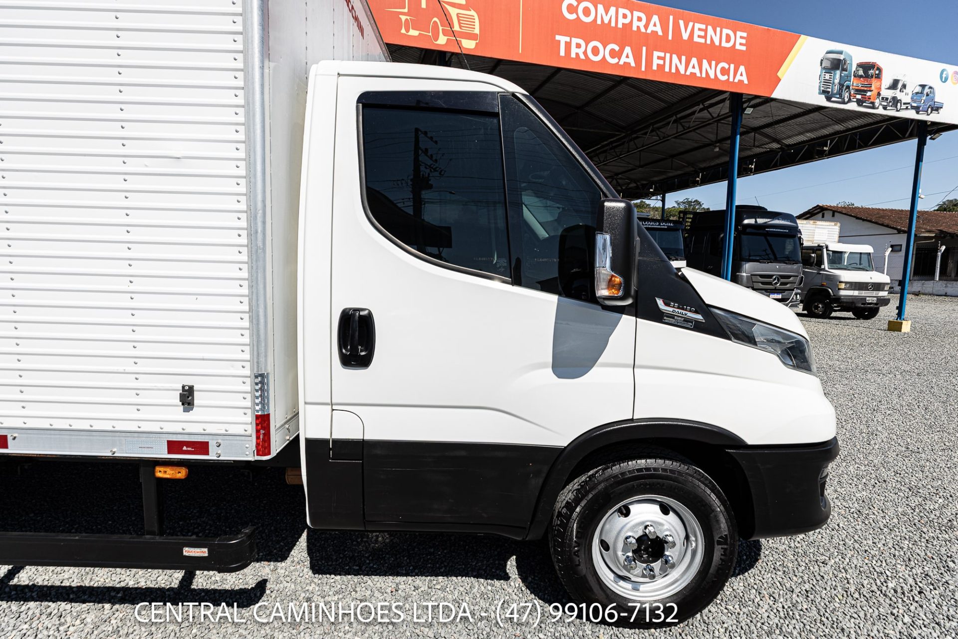 IVECO DAILY 35.150 ANO 2020 COMPLETA COM BAU FACCHINI