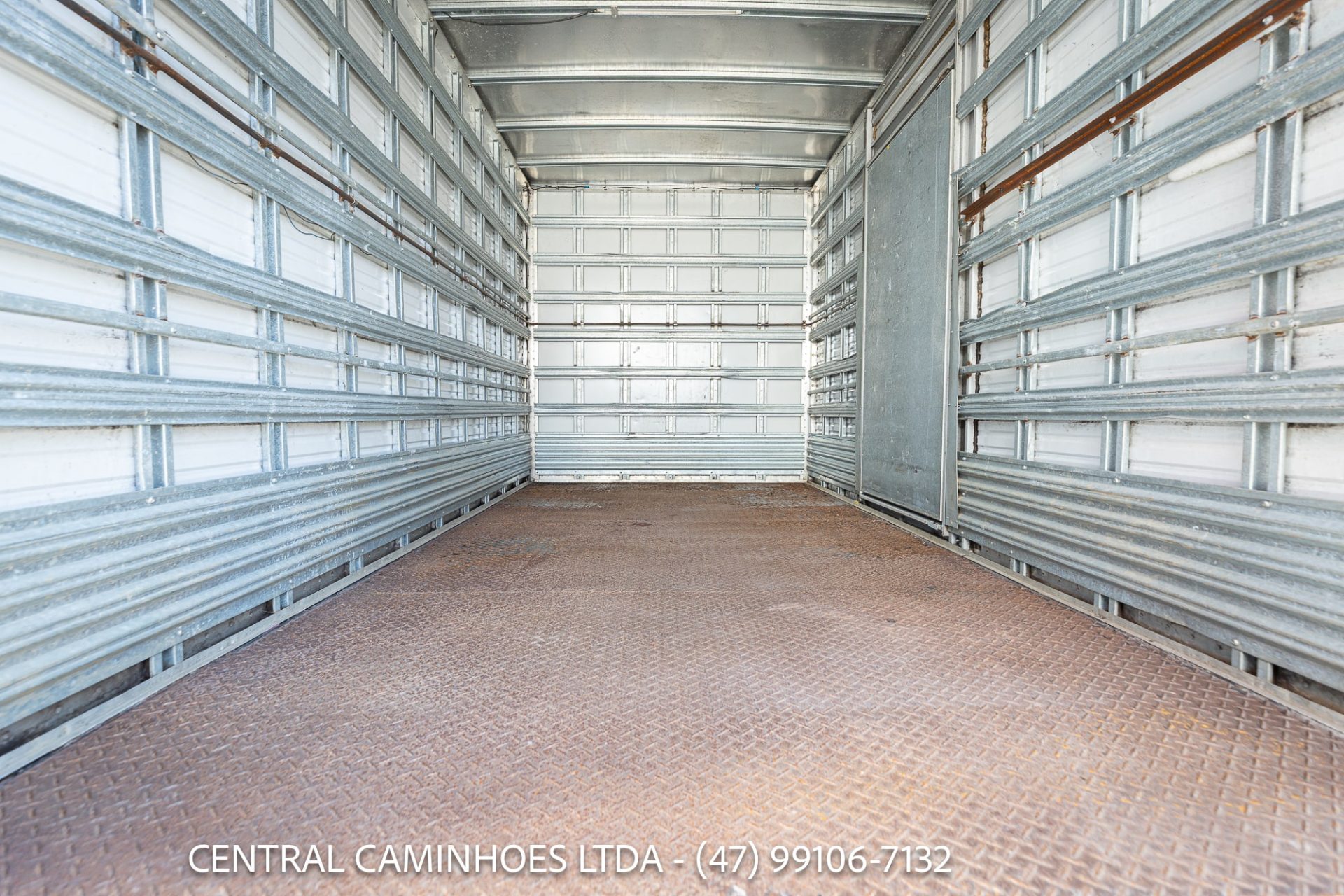 IVECO DAILY 35.150 ANO 2020 COMPLETA COM BAU FACCHINI