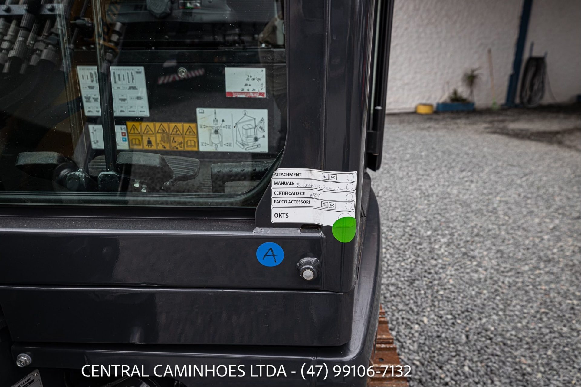 MINI ESCAVADEIRA NEW HOLLAND