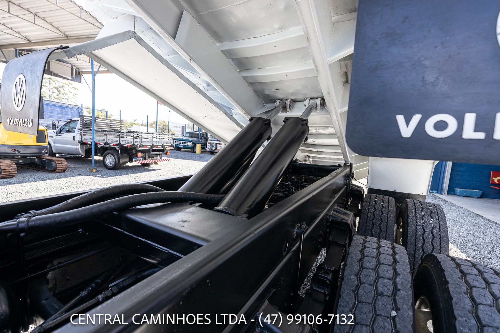 VOLKSWAGEN 23.220 6X2 ANO 2004