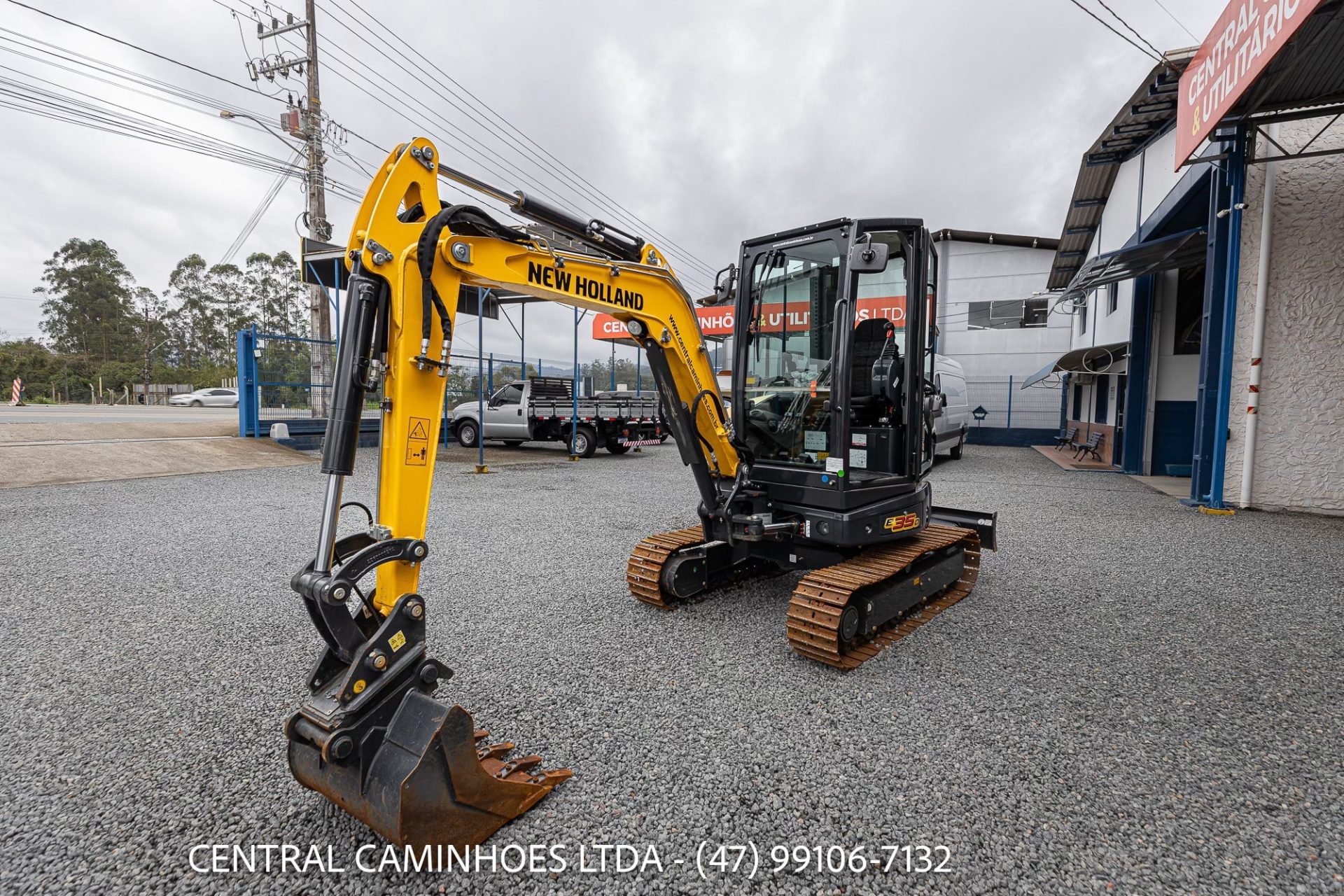 MINI ESCAVADEIRA NEW HOLLAND