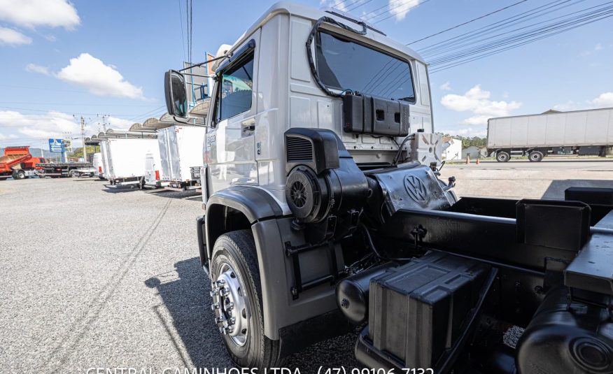 VOLKSWAGEN 23.220 6X2 ANO 2004