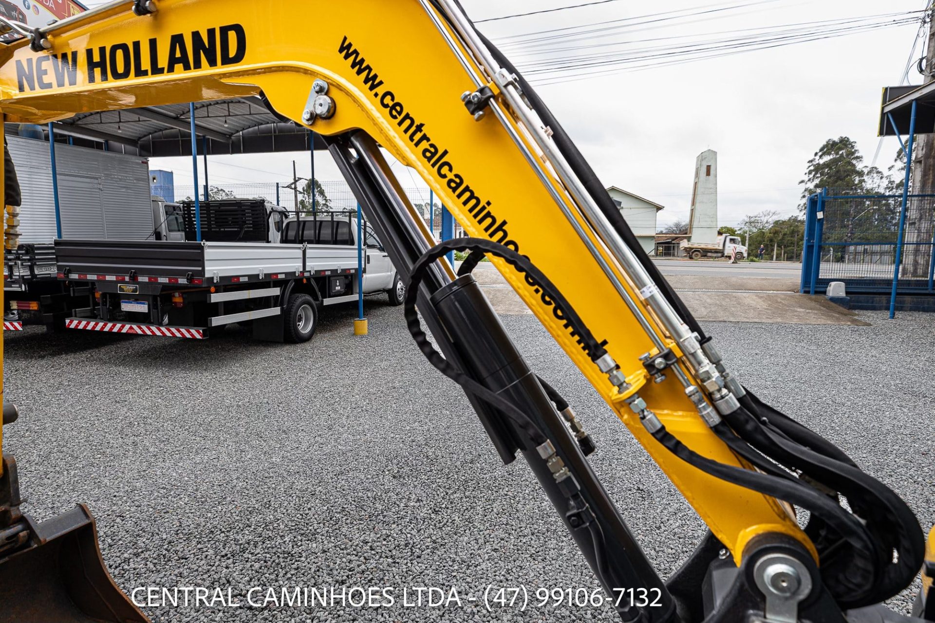 MINI ESCAVADEIRA NEW HOLLAND