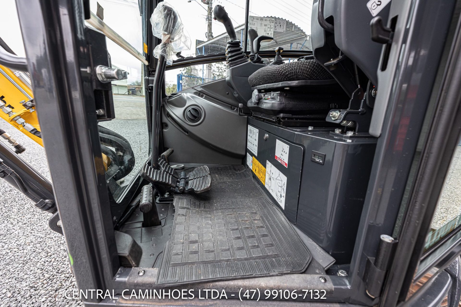 MINI ESCAVADEIRA NEW HOLLAND