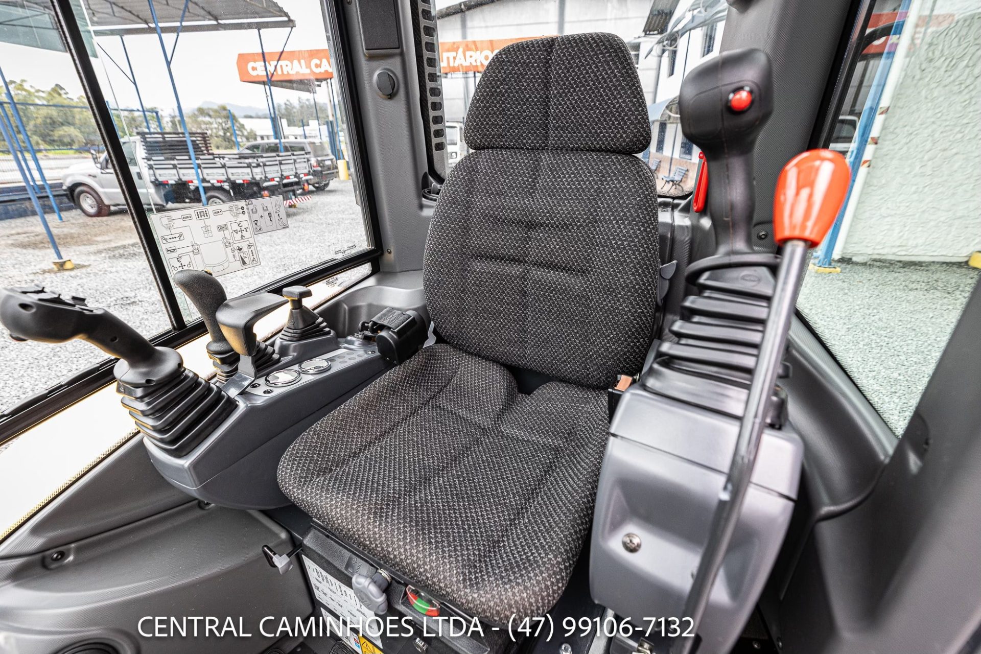 MINI ESCAVADEIRA NEW HOLLAND