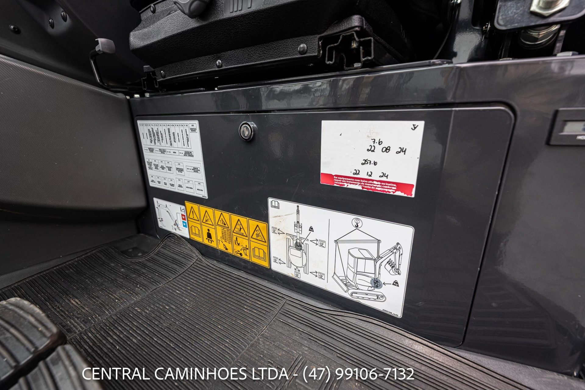 MINI ESCAVADEIRA NEW HOLLAND