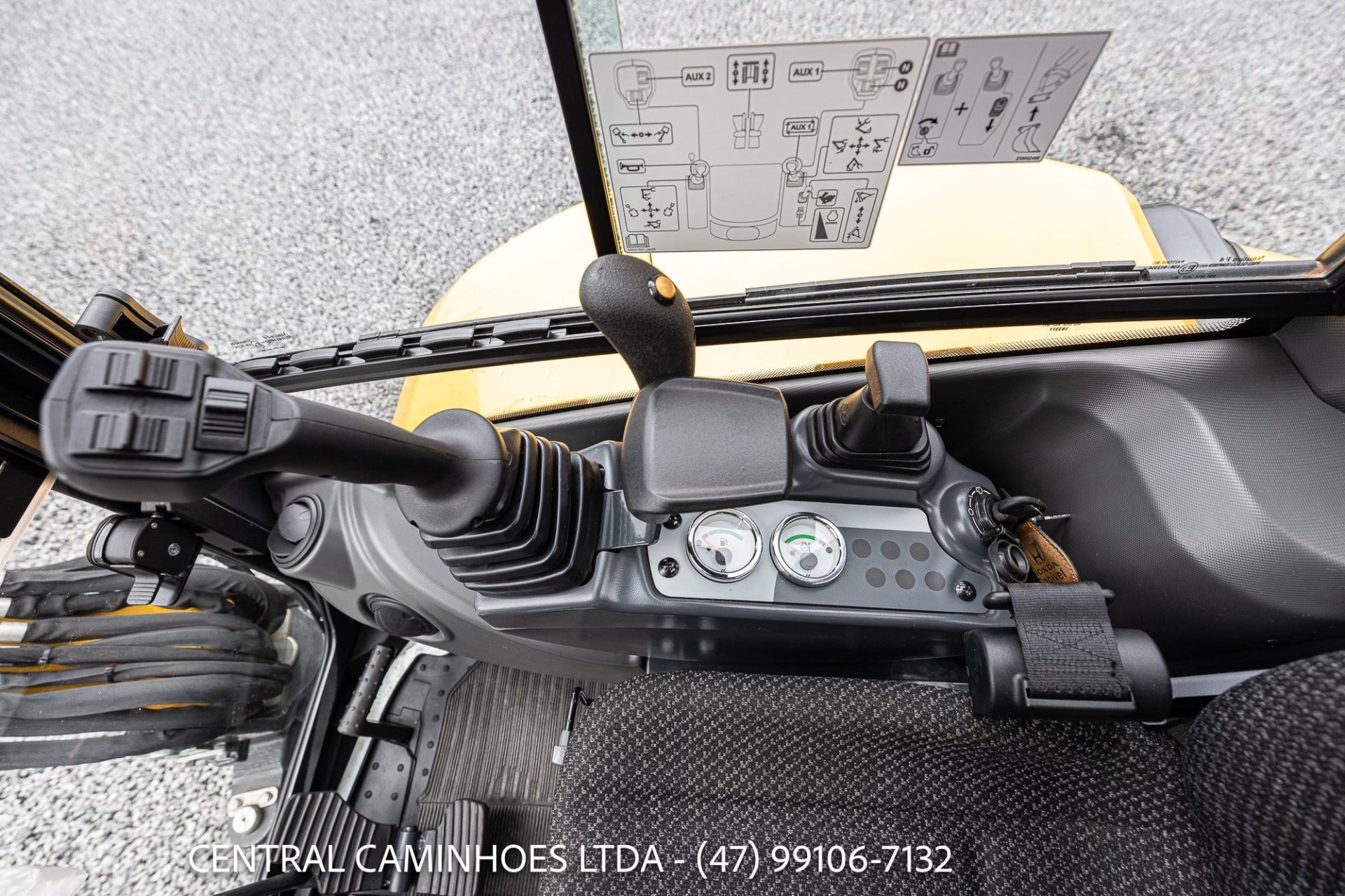 MINI ESCAVADEIRA NEW HOLLAND