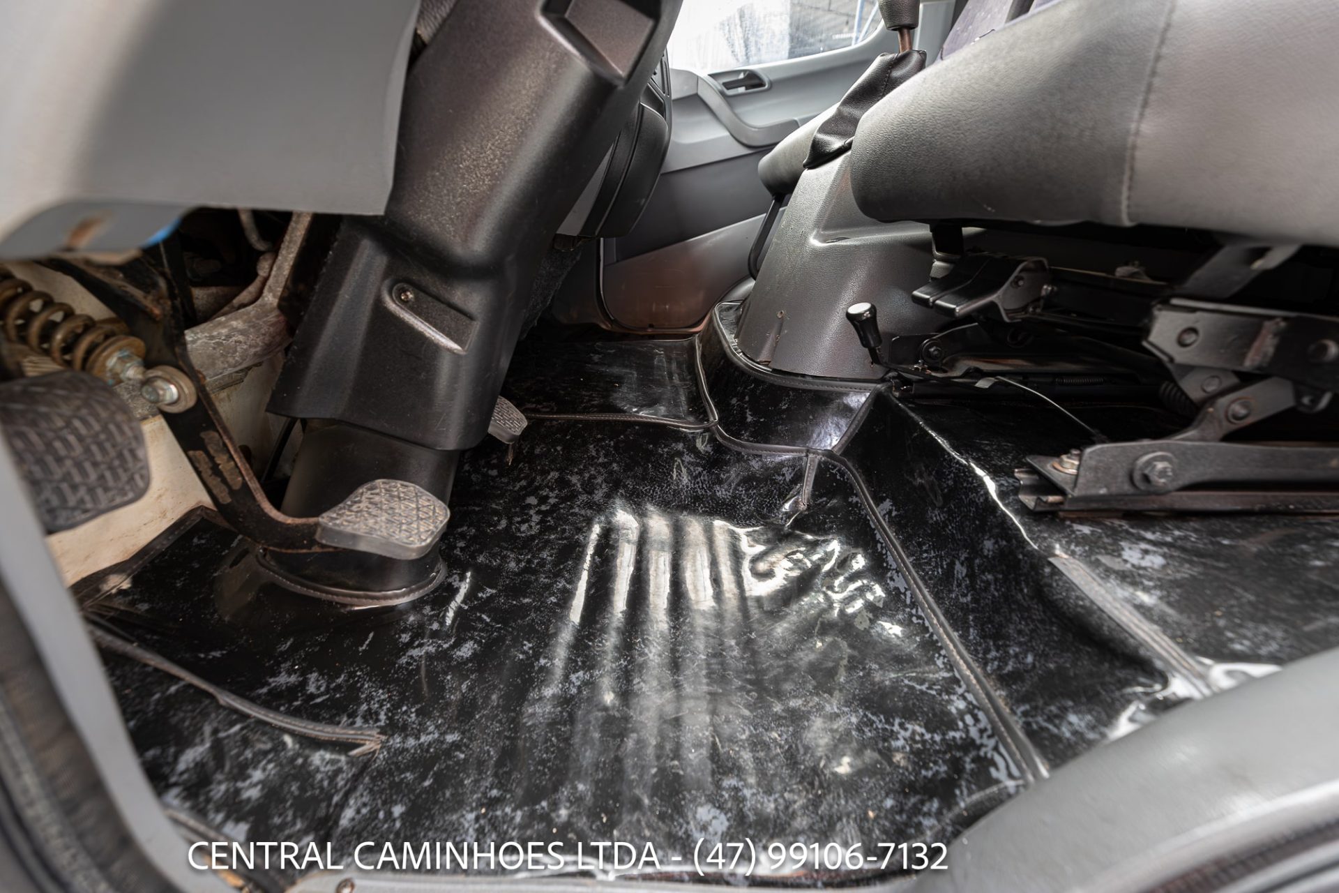 MB ACCELO 715C ANO 2006