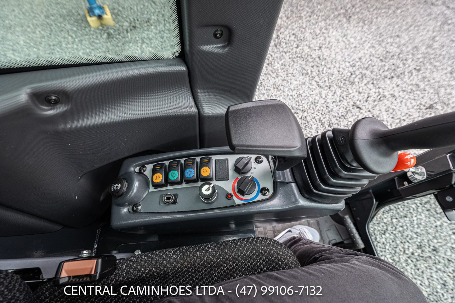 MINI ESCAVADEIRA NEW HOLLAND