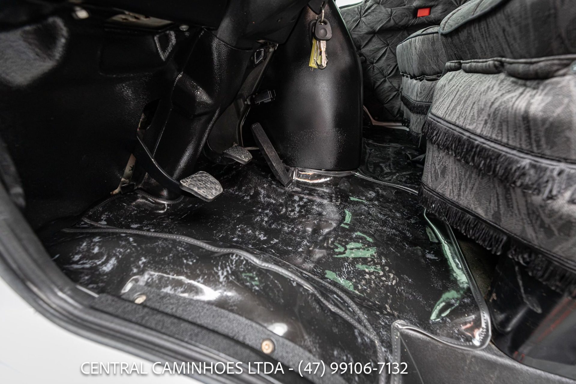 MERCEDES BENZ 710 ANO 2002