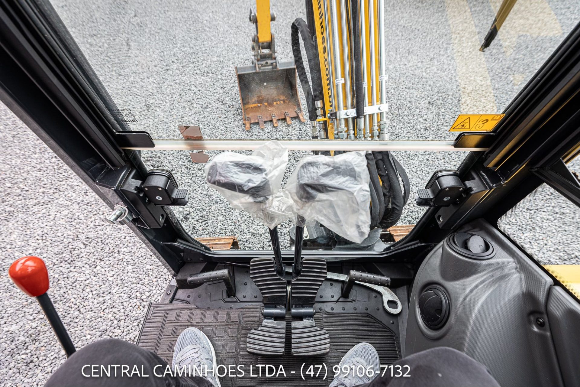 MINI ESCAVADEIRA NEW HOLLAND