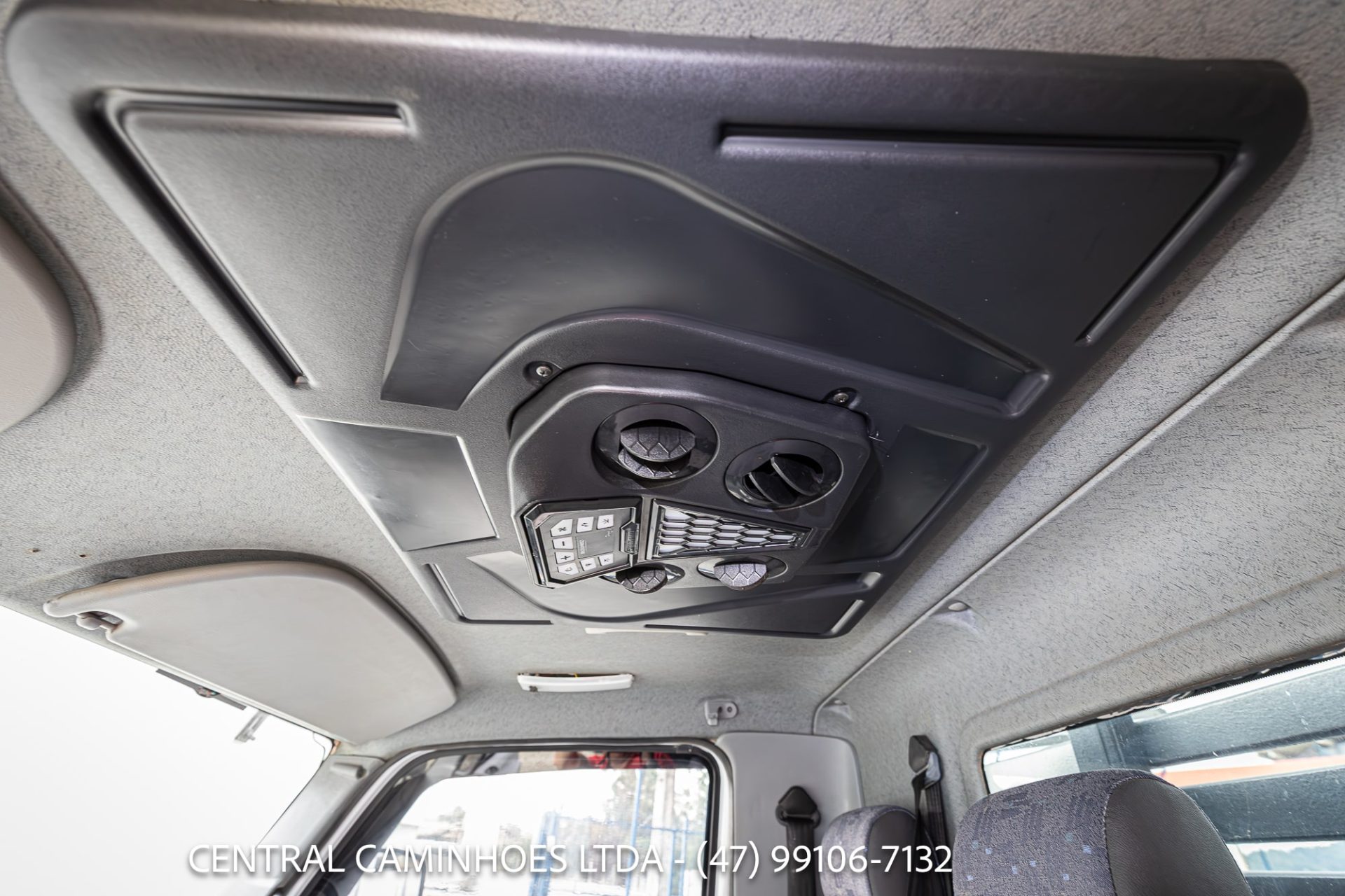 MB ACCELO 715C ANO 2006