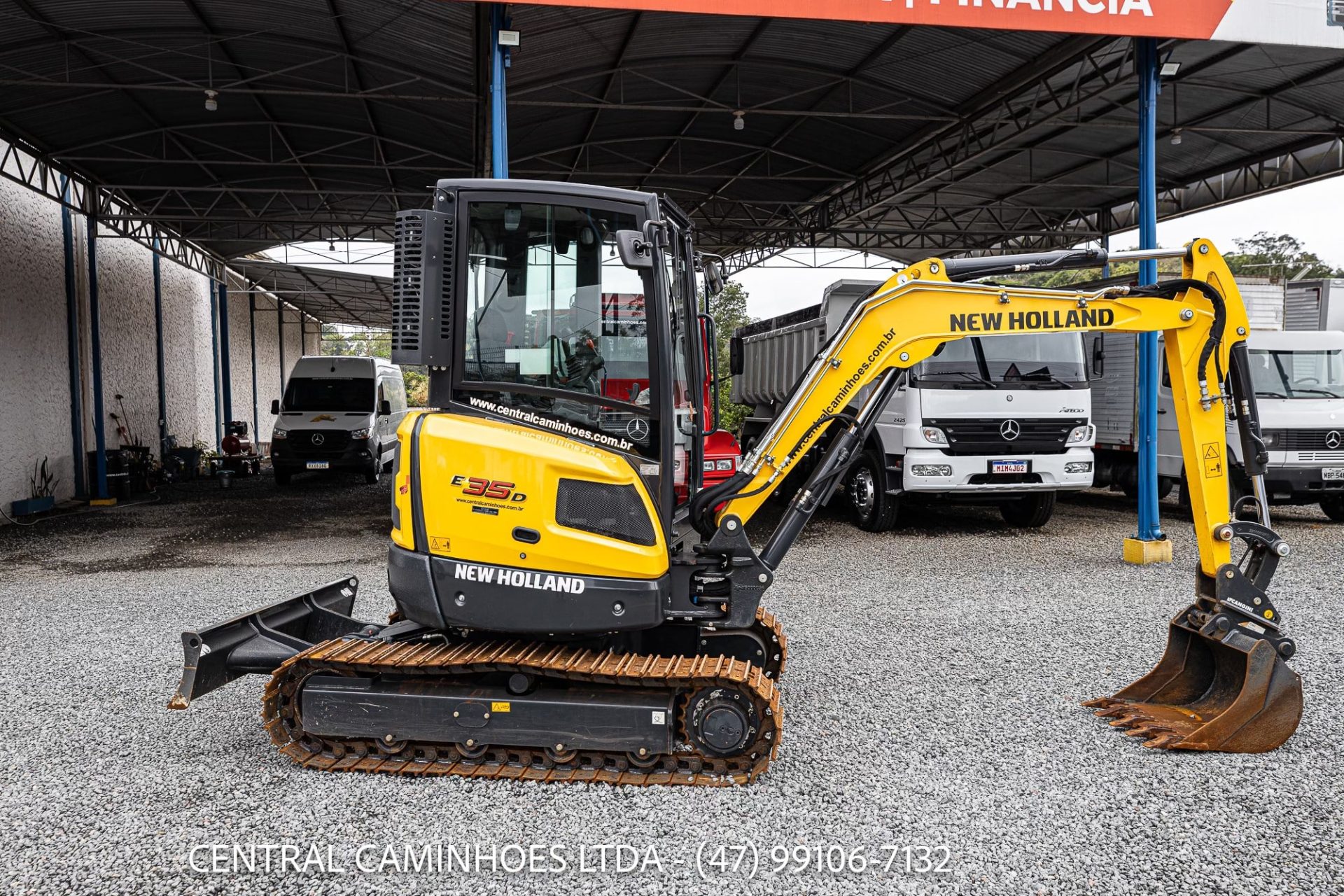 MINI ESCAVADEIRA NEW HOLLAND