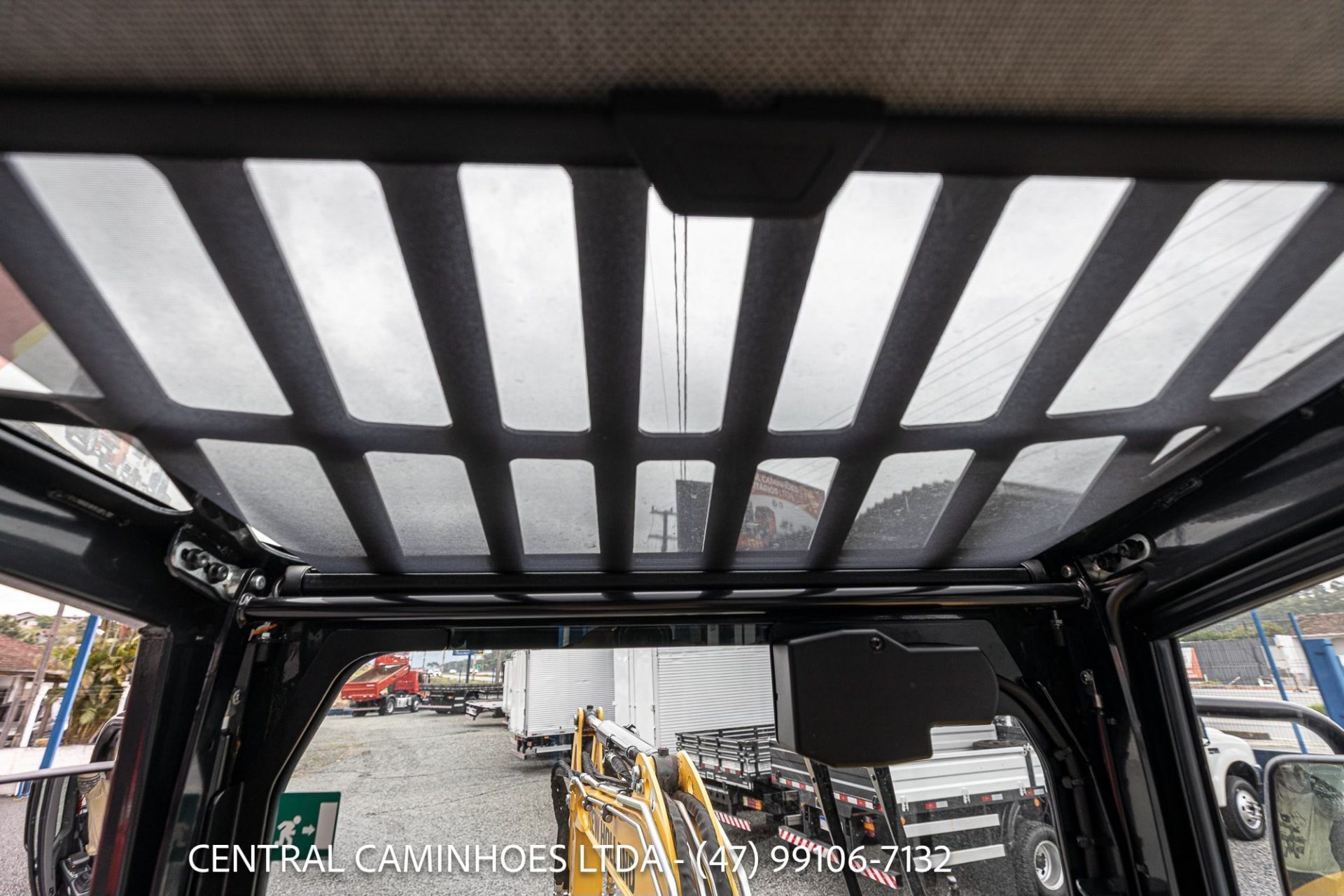 MINI ESCAVADEIRA NEW HOLLAND