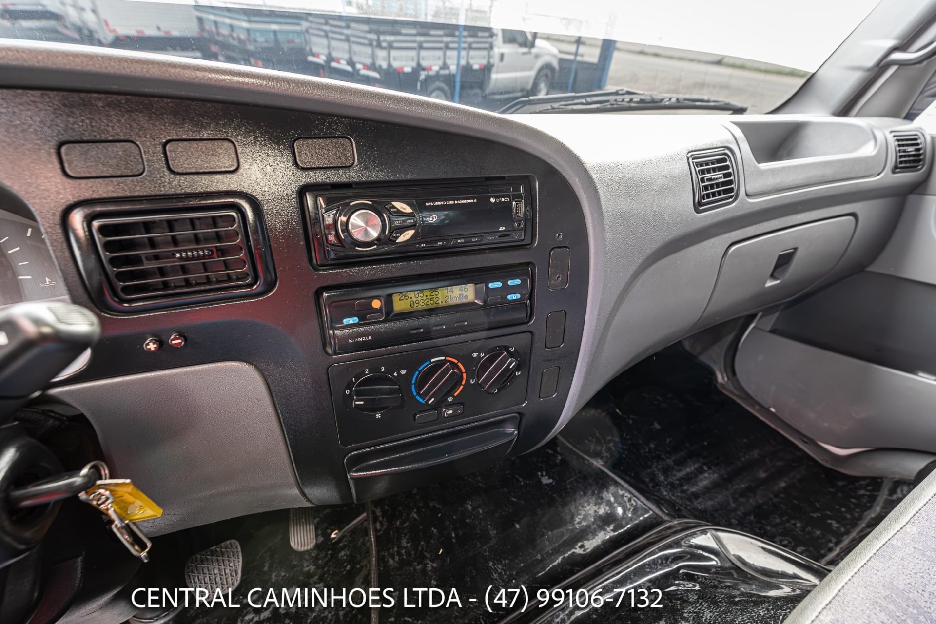 MB ACCELO 715C ANO 2006