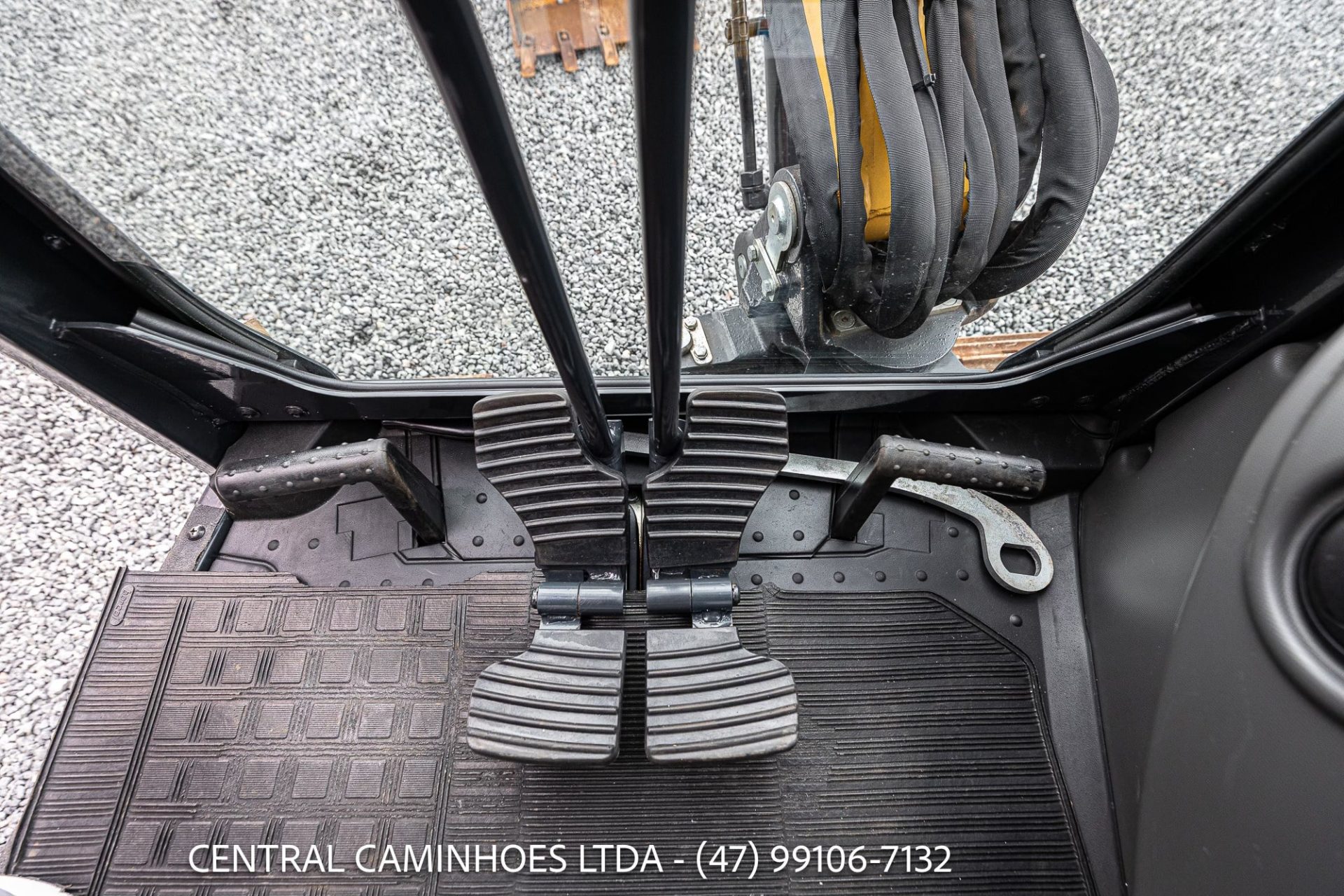 MINI ESCAVADEIRA NEW HOLLAND