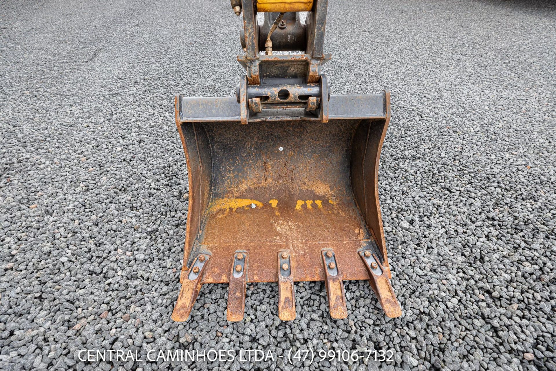 MINI ESCAVADEIRA NEW HOLLAND