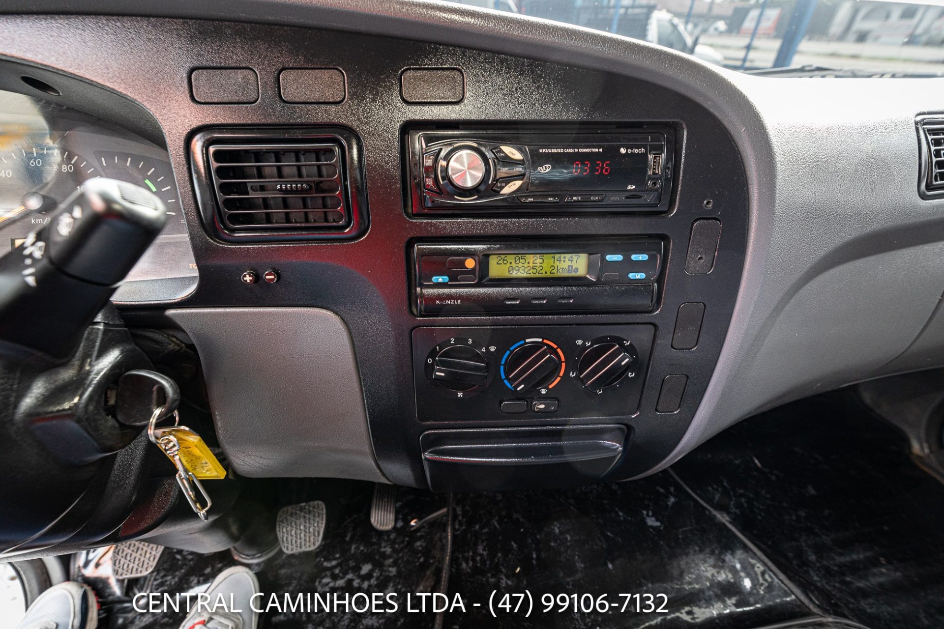 MB ACCELO 715C ANO 2006