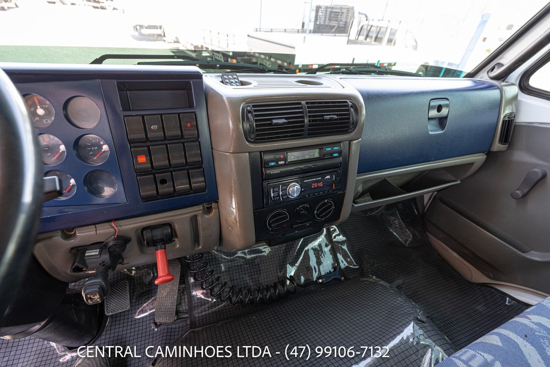 VOLKSWAGEN 23.220 6X2 ANO 2004