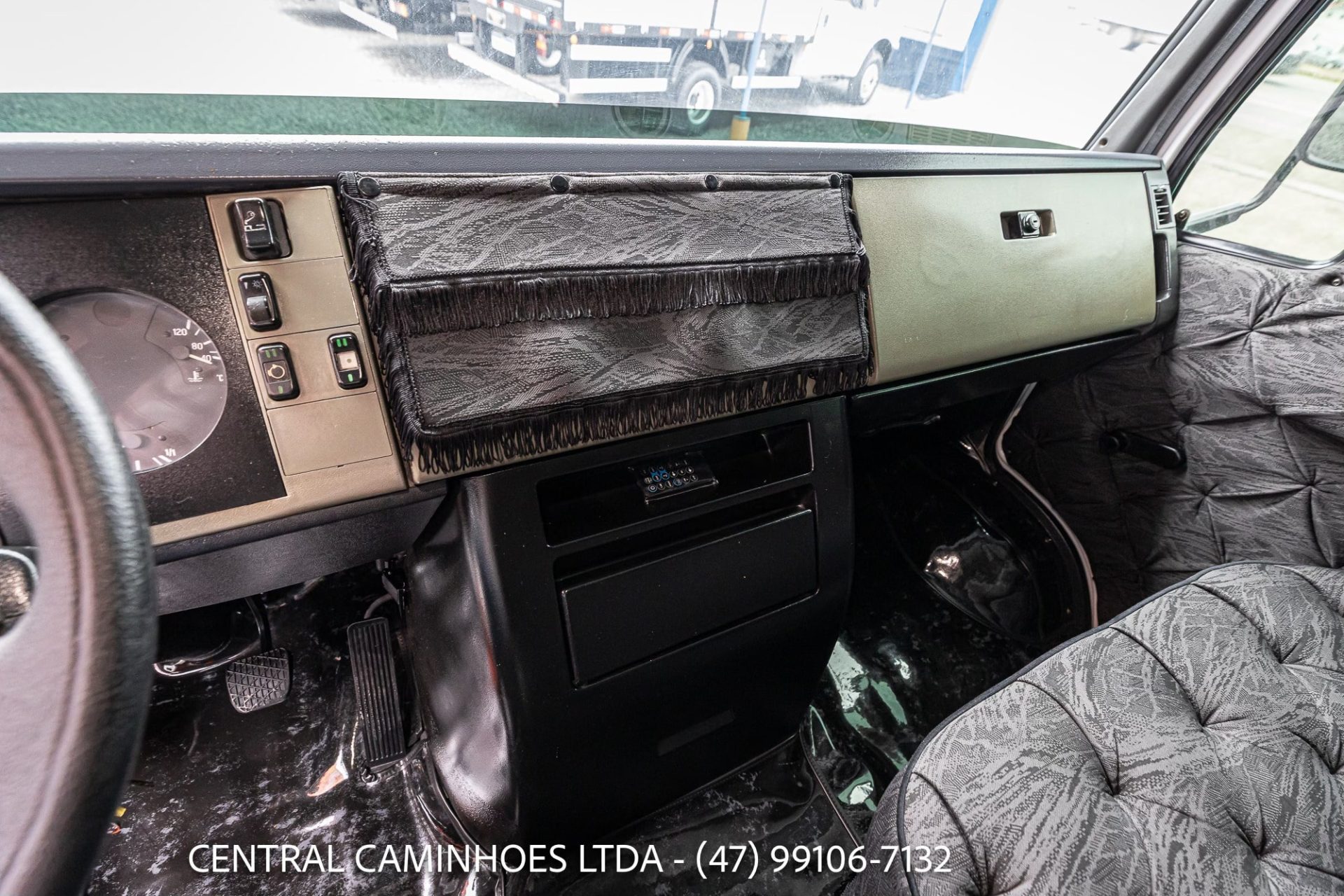 MERCEDES BENZ 710 ANO 2002