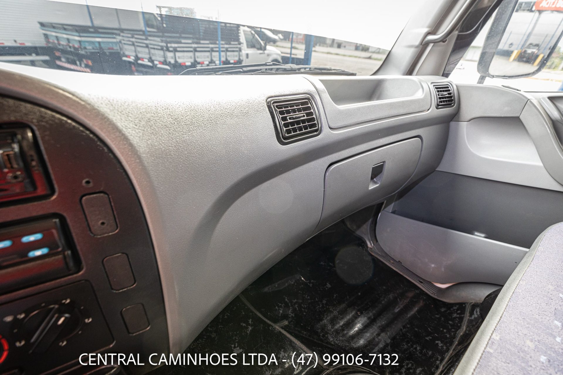 MB ACCELO 715C ANO 2006