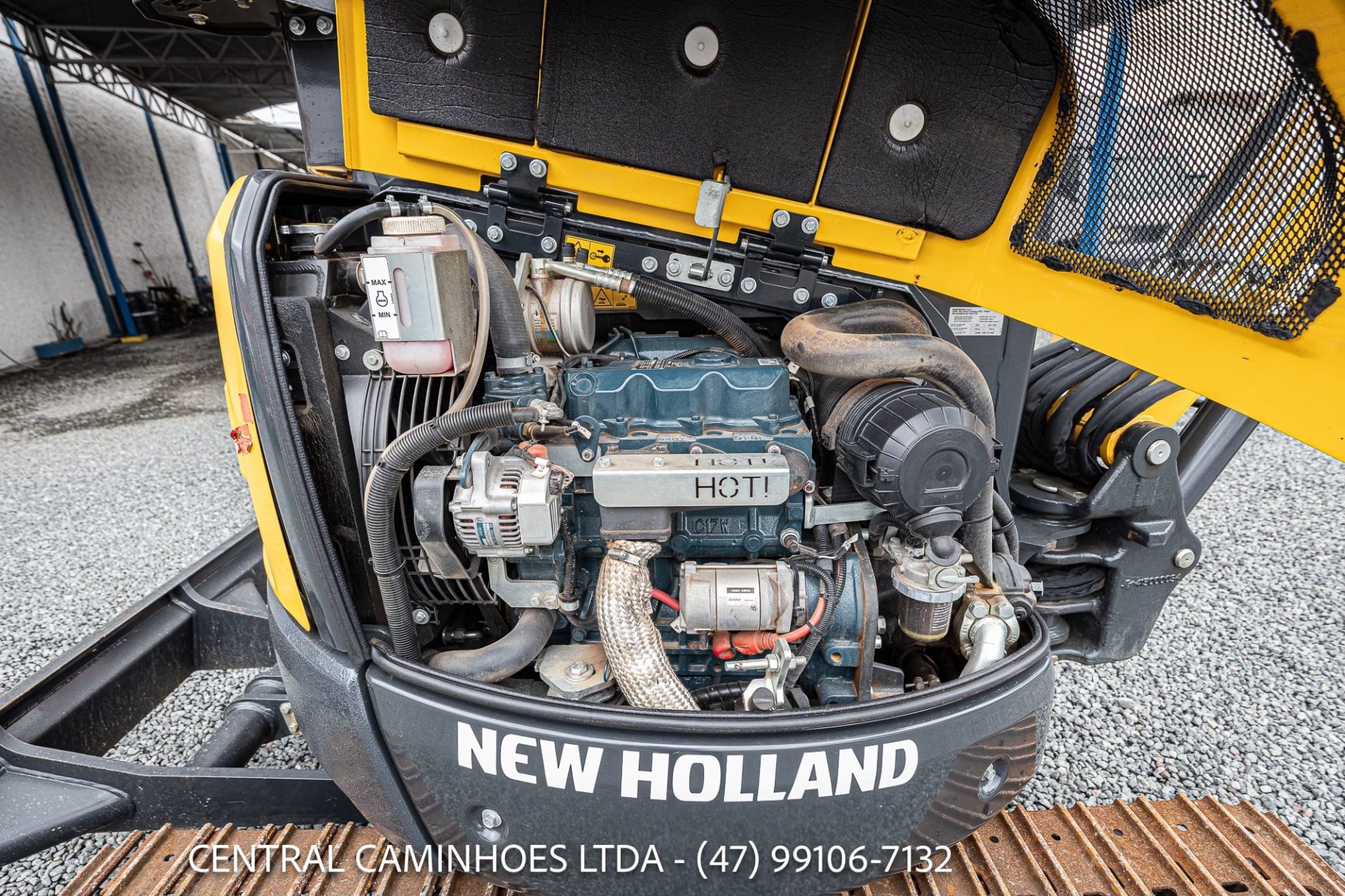 MINI ESCAVADEIRA NEW HOLLAND