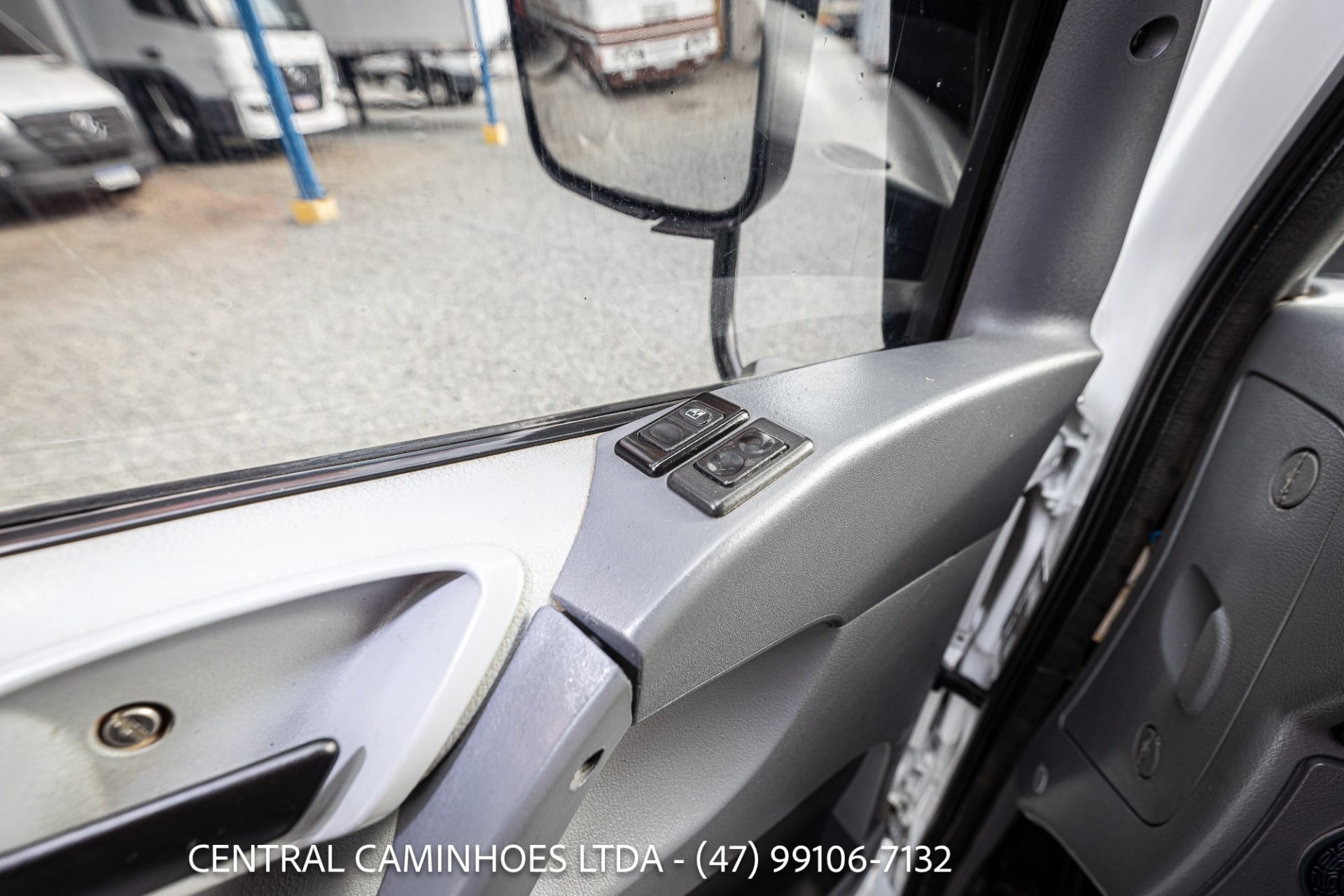 MB ACCELO 715C ANO 2006