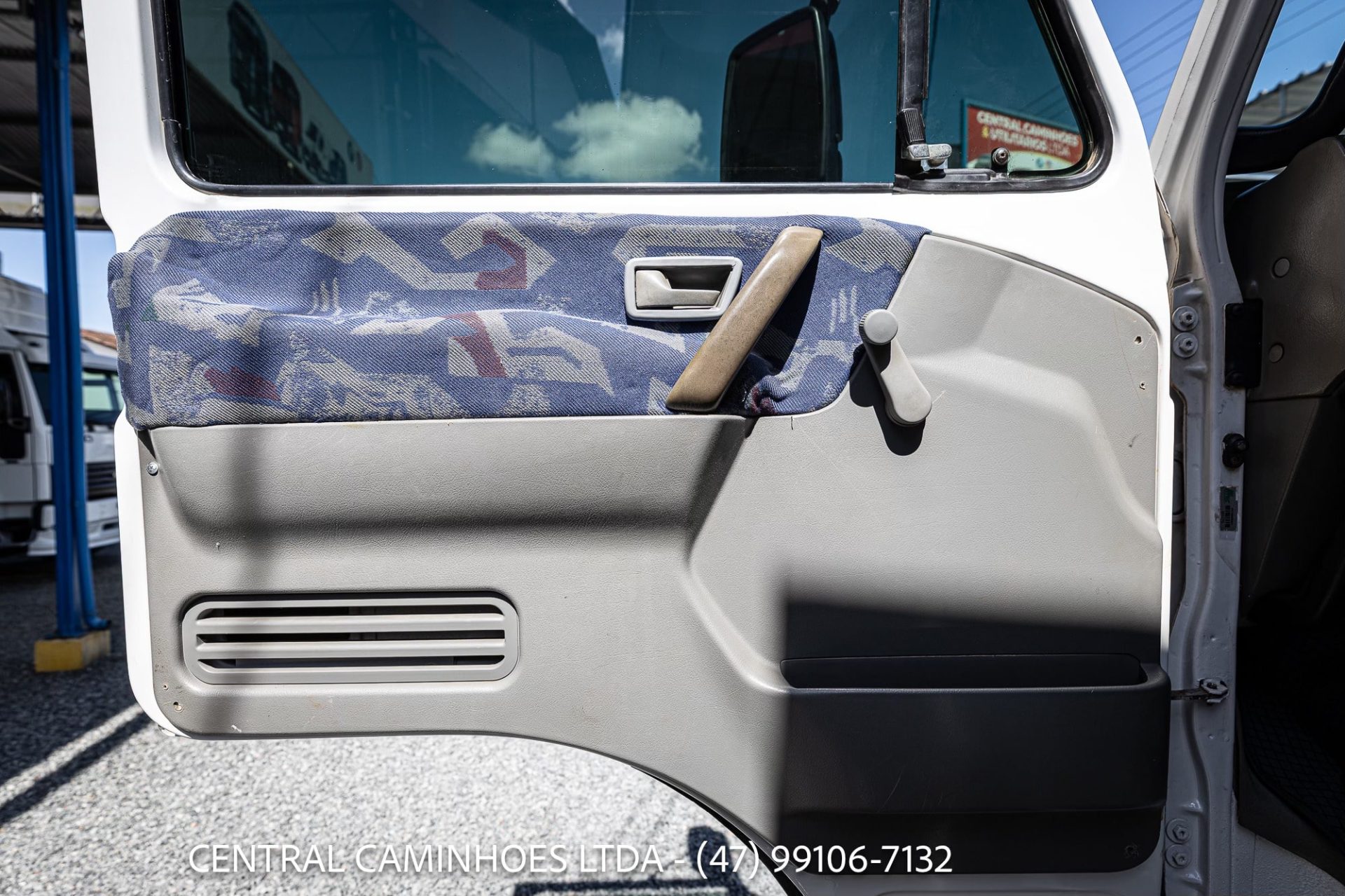 VOLKSWAGEN 23.220 6X2 ANO 2004