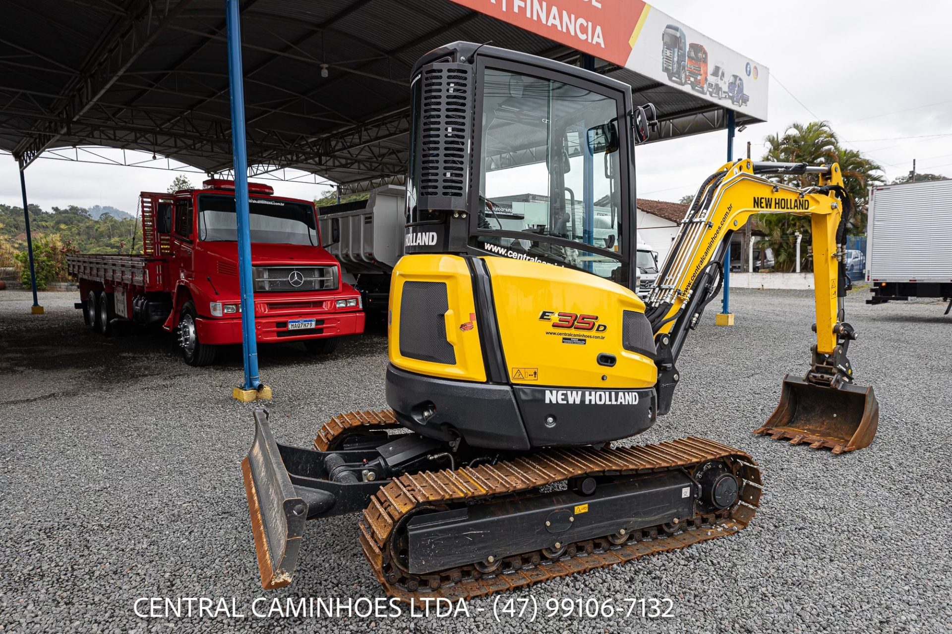 MINI ESCAVADEIRA NEW HOLLAND