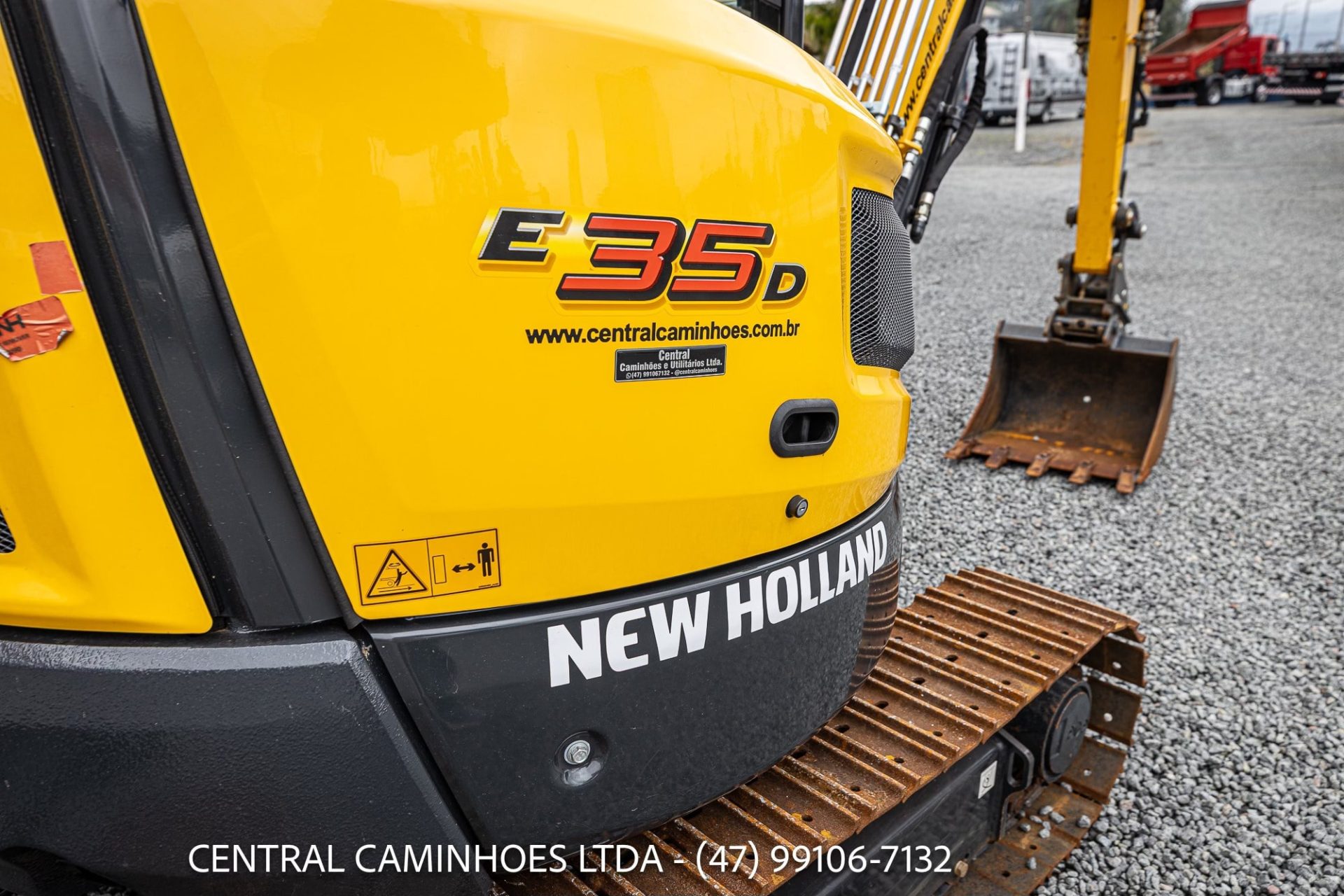 MINI ESCAVADEIRA NEW HOLLAND