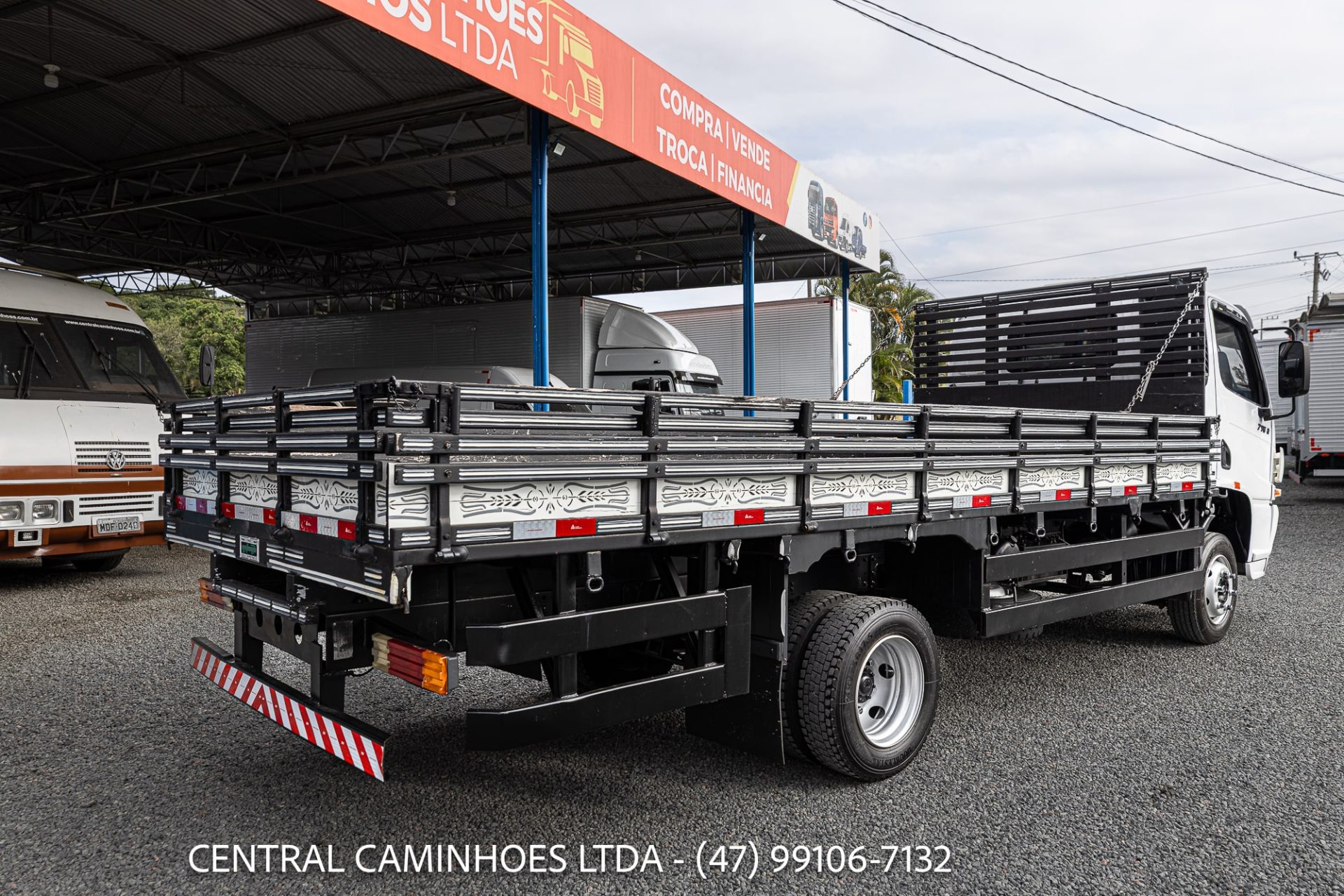 MB ACCELO 715C ANO 2006