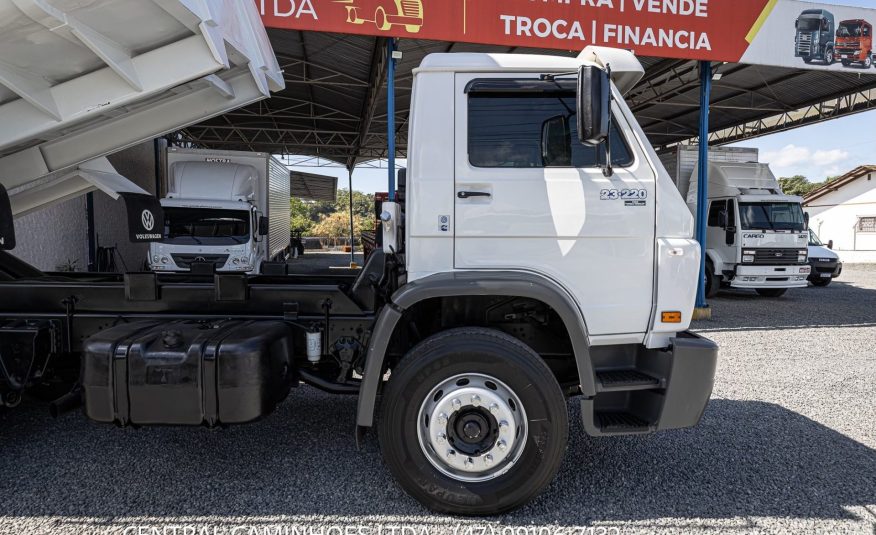VOLKSWAGEN 23.220 6X2 ANO 2004