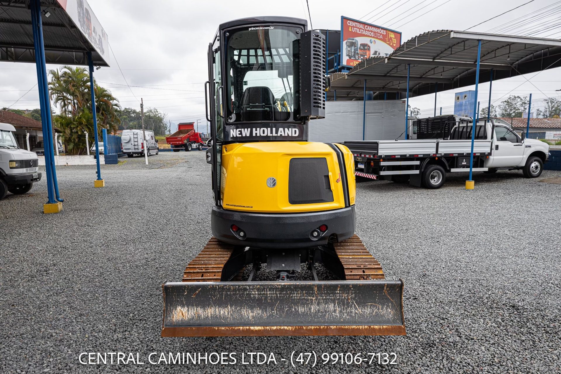 MINI ESCAVADEIRA NEW HOLLAND
