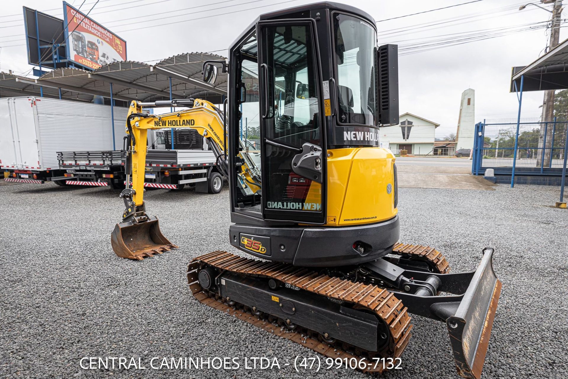 MINI ESCAVADEIRA NEW HOLLAND