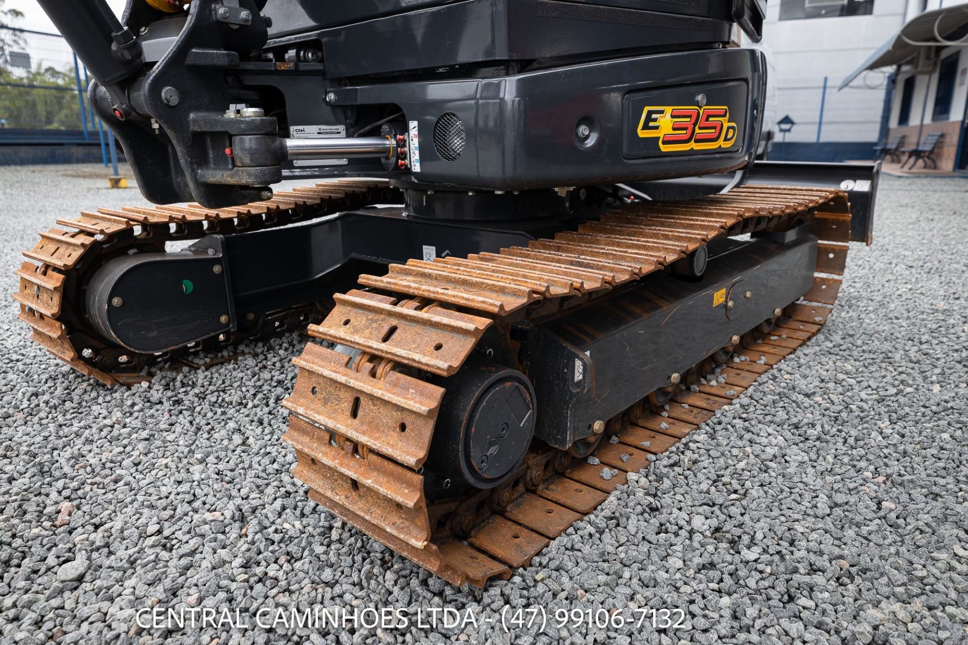 MINI ESCAVADEIRA NEW HOLLAND