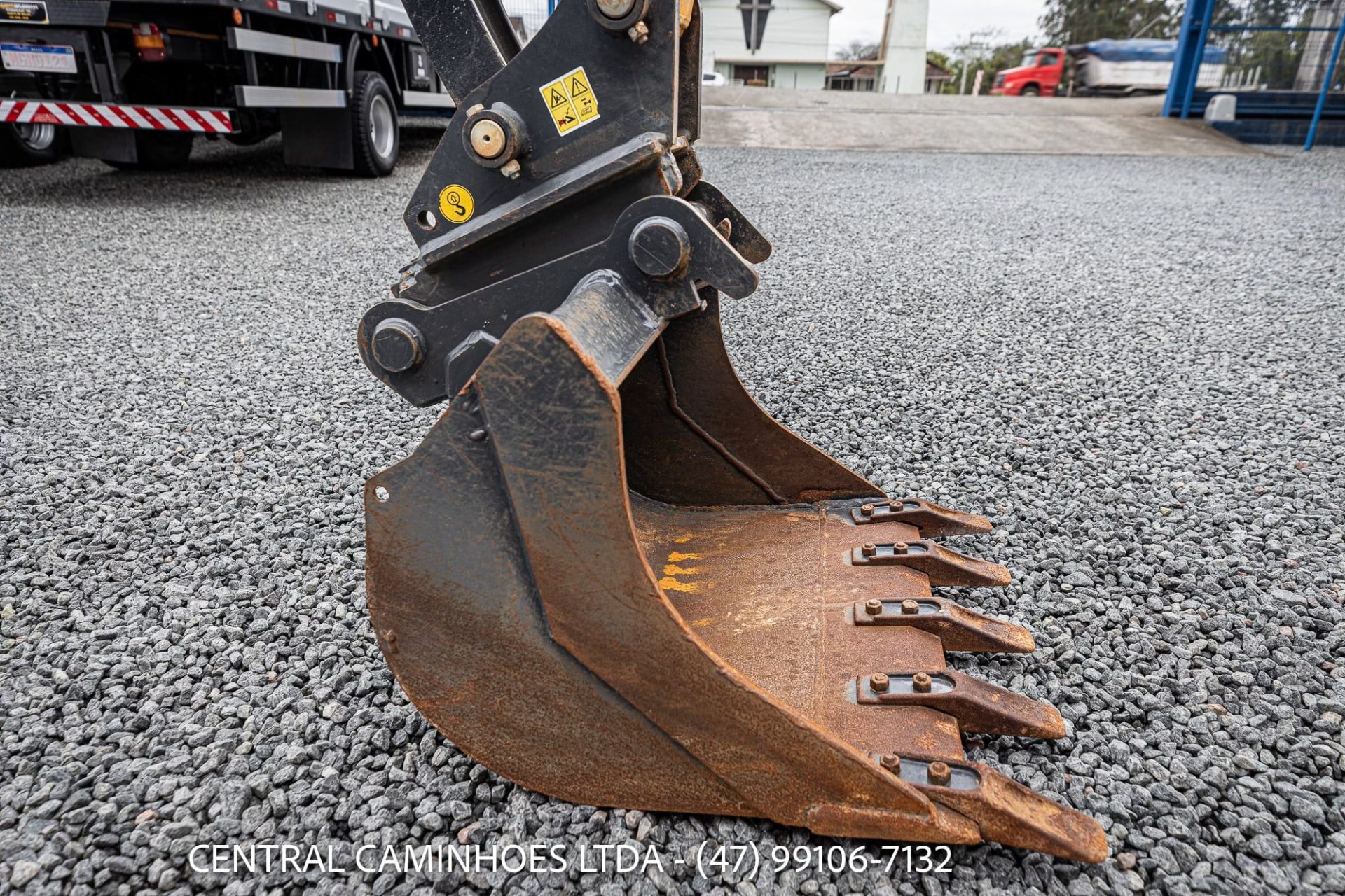 MINI ESCAVADEIRA NEW HOLLAND