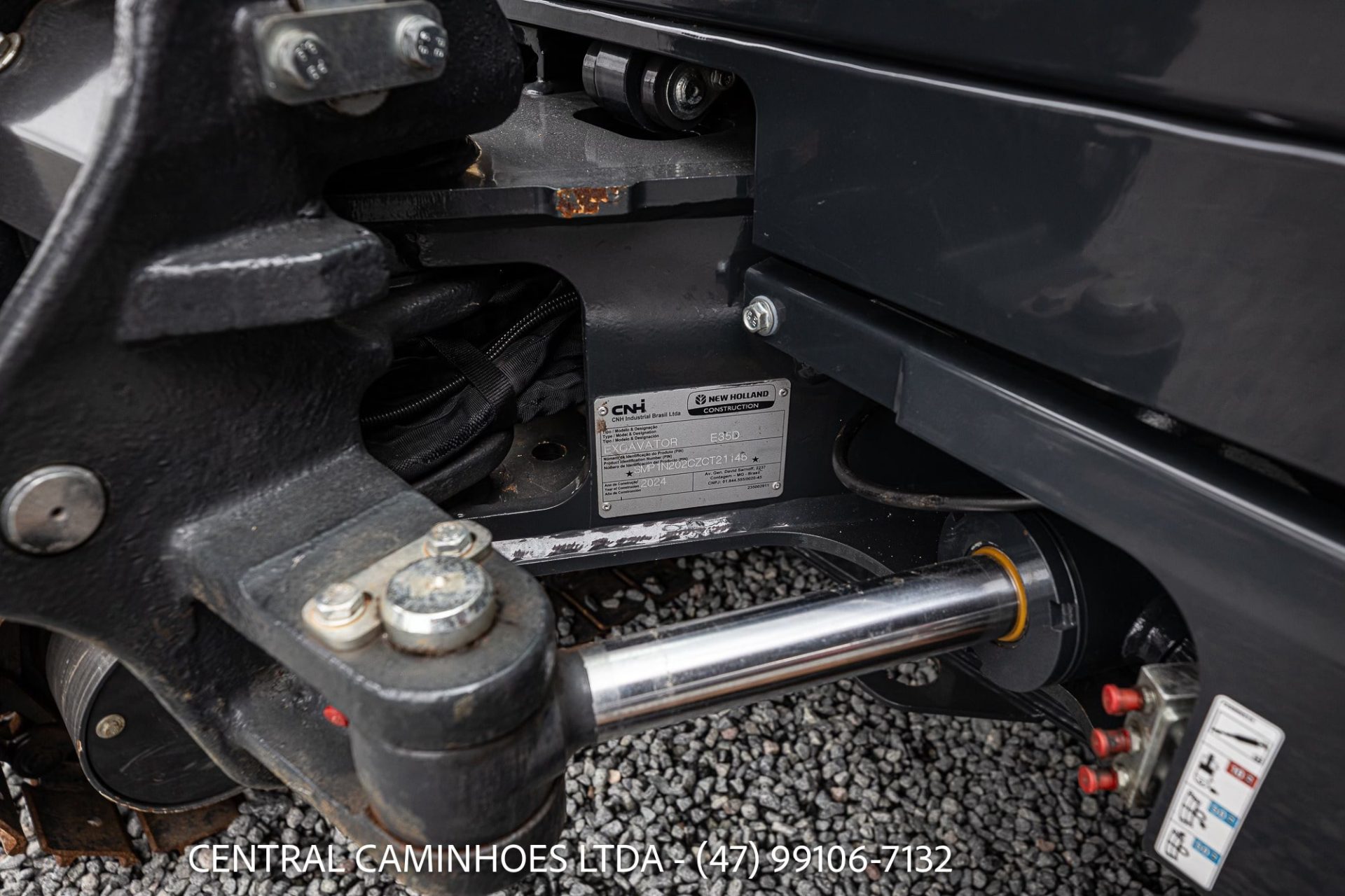 MINI ESCAVADEIRA NEW HOLLAND