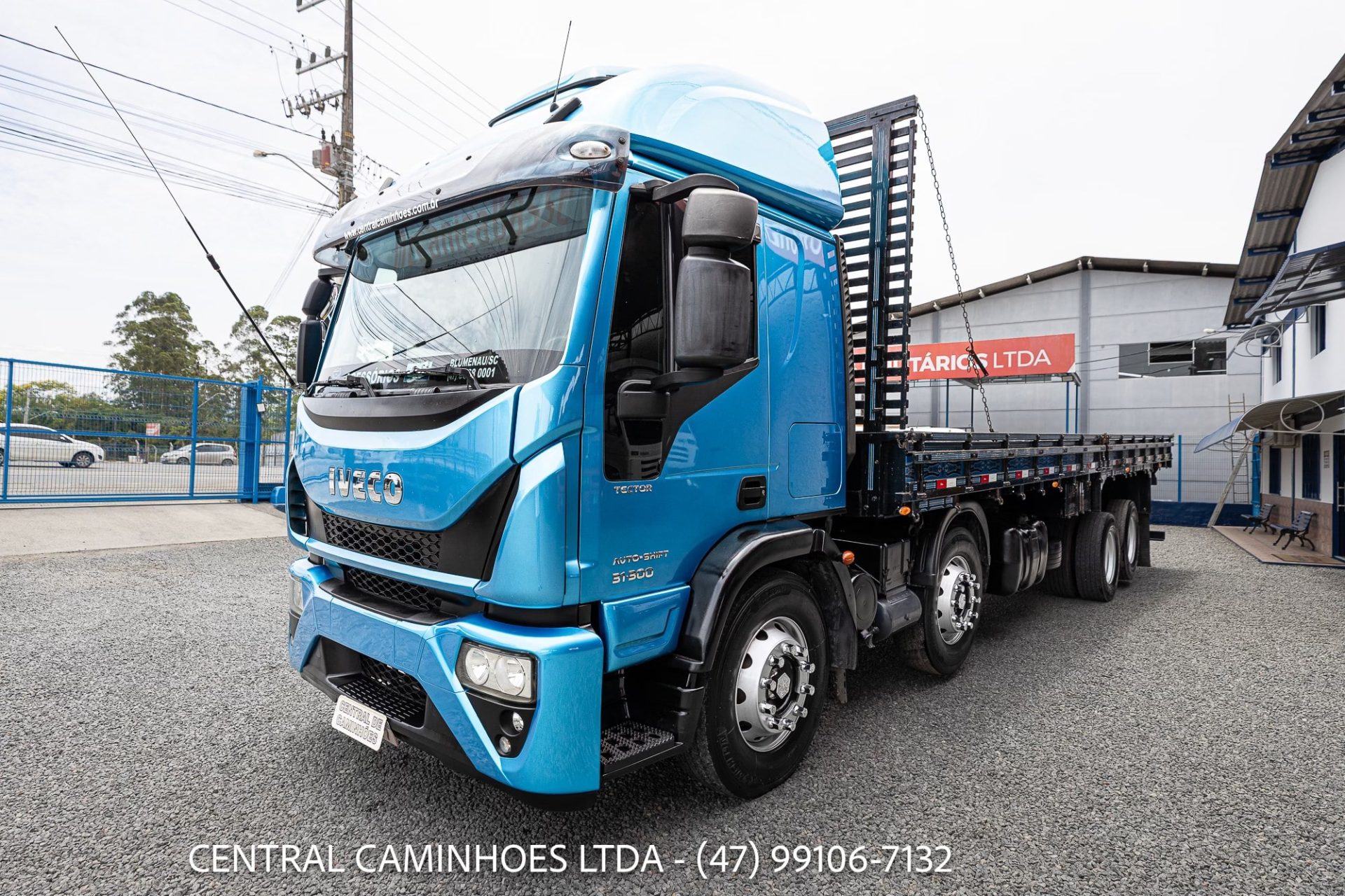 IVECO TECTOR 31.300 8X2 BI TRUCK ANO 2020 LEITO