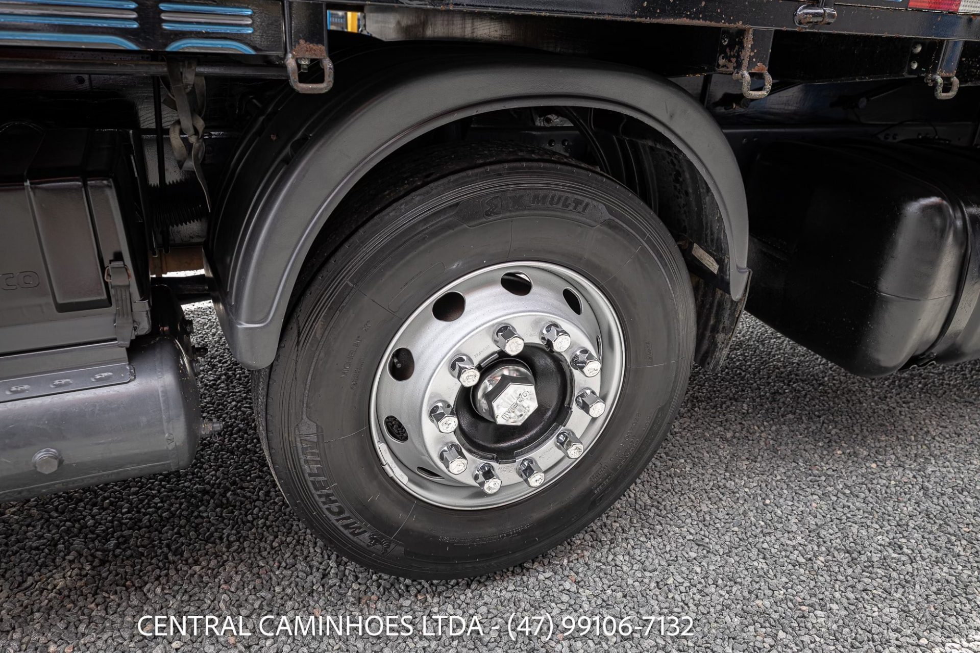 IVECO TECTOR 31.300 8X2 BI TRUCK ANO 2020 LEITO