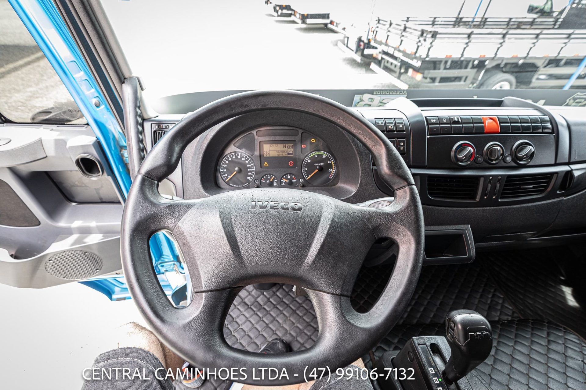 IVECO TECTOR 31.300 8X2 BI TRUCK ANO 2020 LEITO